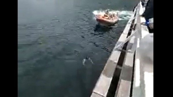 video-conmocionante:-prefectura-no-logro-rescatar-a-un-hombre-que-se-ahogo-en-el-lago-lacar