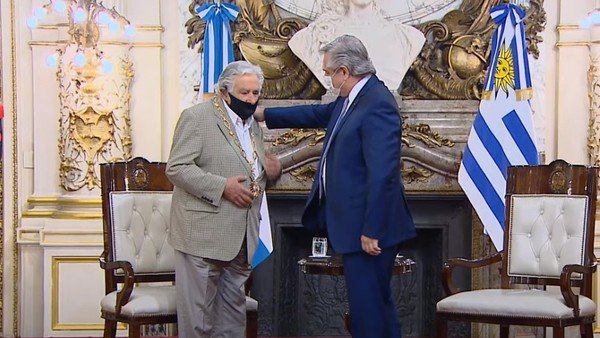 jose-“pepe”-mujica-tras-ser-condecorado-por-alberto-fernandez:-“estoy-preocupado-por-la-relacion-de-la-argentina-con-el-uruguay”