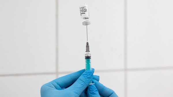 vacuna-sputnik-v-y-vih:-rusia-dice-que-son-“rumores-infundados”-y-ataca-a-pfizer-y-moderna