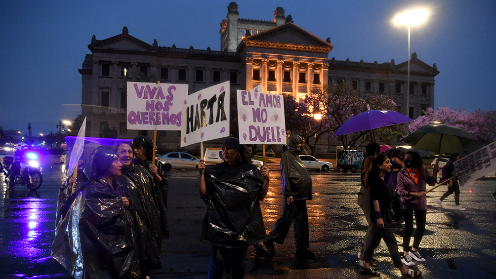 masivas-manifestaciones-en-uruguay-en-protesta-por-una-violacion-grupal