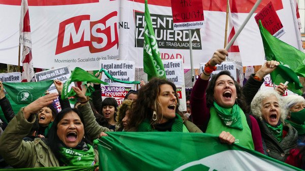 militantes-feministas-hicieron-un-“panuelazo-verde”-frente-a-la-embajada-de-estados-unidos-para-repudiar-el-fallo-contra-el-aborto