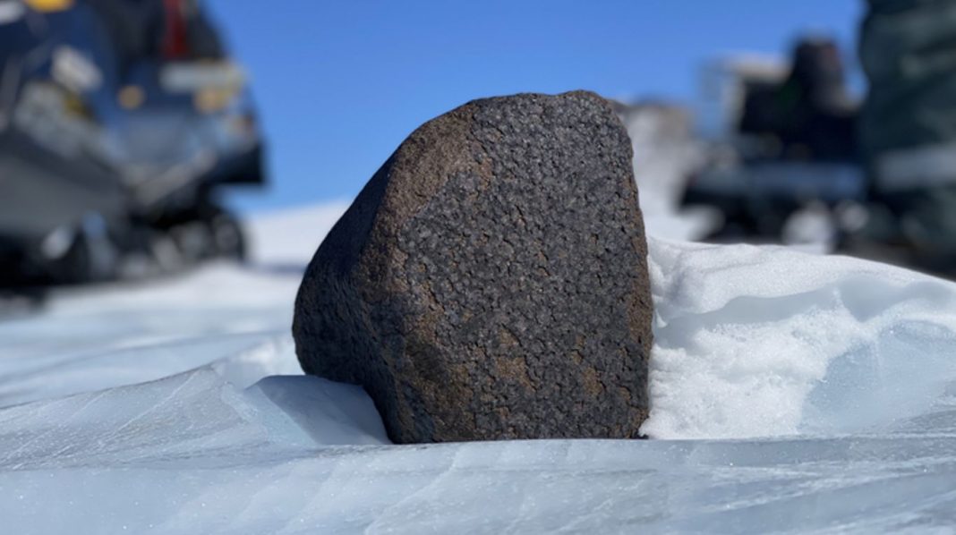 investigadores-encontraron-en-la-antartida-una-roca-espacial-que-pesa-casi-8-kilos