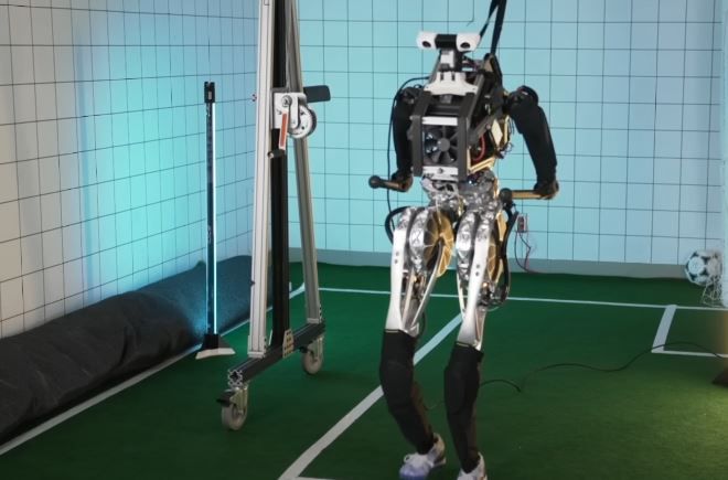crearon-en-estados-unidos-el-primer-robot-con-musculos:-es-tan-agil-que-hasta-puede-jugar-al-futbol