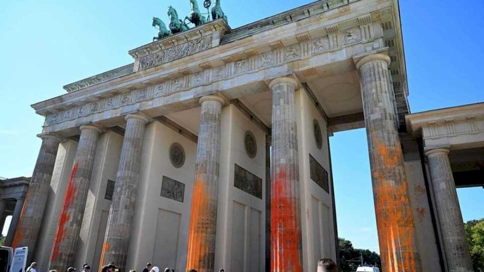 activistas-contra-el-cambio-climatico-manchan-con-pintura-las-columnas-de-la-puerta-de-brandeburgo